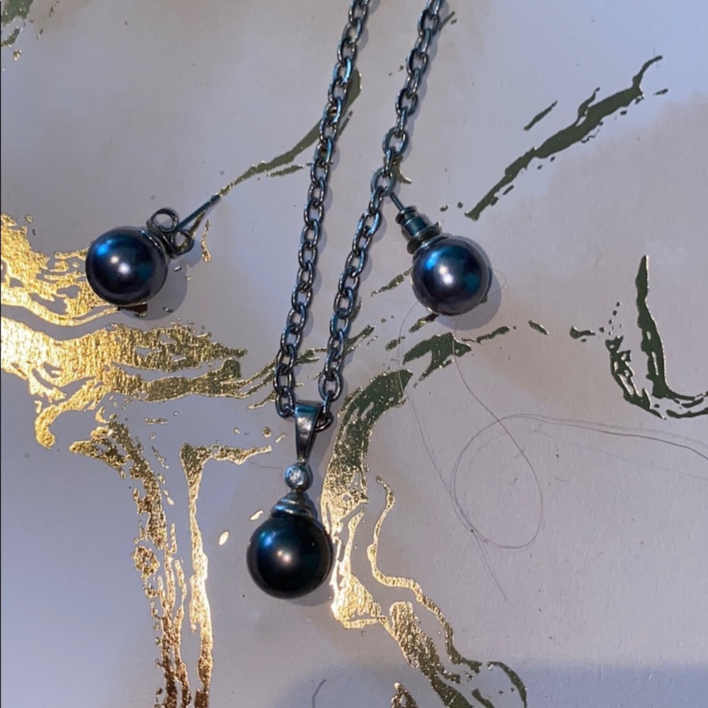 Black pearl earrings and necklace combo